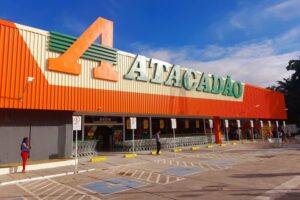 Vaga de Emprego no Atacadão: Guia Completo com Áreas, Salários, Benefícios e Como Trabalhar
